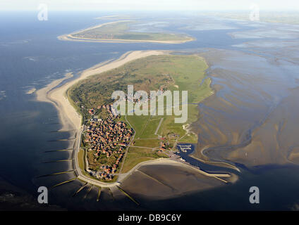 Une vue aérienne de Baltrum montre la plus petite île de la Frise orientale du parc national de vase de Basse-saxe près de Borkum, Allemagne, 22 juillet 2013. Dans l'arrière-plan, on peut voir l'Laneoog. Photo : Ingo Wagner Banque D'Images