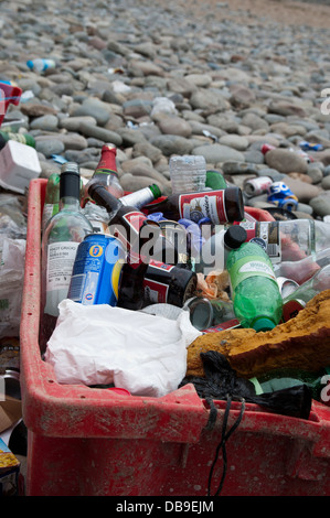 Plage de la litière rejetés sur le rivage à Ceiriad Llyen Porth sur la péninsule au nord du Pays de Galles Banque D'Images