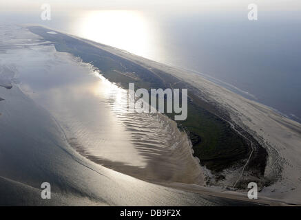 Une vue aérienne montre l'île de Juist Frise orientale, l'île étroite et allongée dans le parc national de vase de Basse-Saxe, Allemagne, 22 juillet 2013. Photo : Ingo Wagner Banque D'Images