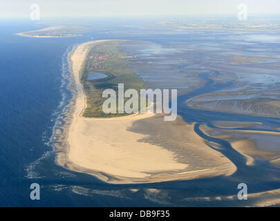 Une vue aérienne montre l'île de Juist Frise orientale, l'île étroite et allongée dans le parc national de vase de Basse-Saxe, Allemagne, 22 juillet 2013. Photo : Ingo Wagner Banque D'Images