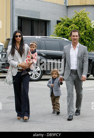 Matthew McConaughey et petite amie Camila Alves avec fils Levi et vida sa fille dehors et environ un dimanche après-midi, Santa Monica, Californie - 05.06.11 Banque D'Images