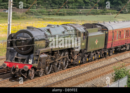 BR Britannia Classe 7MT 4-6-0 no 70013 Oliver Cromwell à Winwick Junction sur la West Coast Main Line. WCML. Banque D'Images