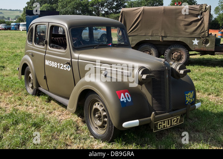 Un British WW2 Austin 10hp en voiture du personnel, vert olive avec des symboles militaires de la seconde guerre mondiale Banque D'Images