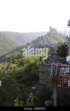 La lumière du soleil du soir sur le château de Najac, dominant la vallée de l'Aveyron à Najac, Aveyron, Occitanie, France Banque D'Images