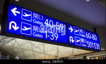 Aux portes d'embarquement d'une signalisation de l'aéroport de Hong Kong Banque D'Images
