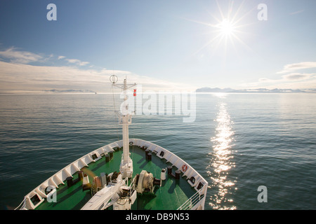 Le navire de recherche russe AkademiK Sergey Vavilov, un navire de la glace renforcée sur une croisière expédition au nord de Svalbard. Banque D'Images