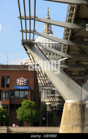 Vue de la Cathédrale Saint Paul de sous le pont du millénaire à Londres, Angleterre Banque D'Images