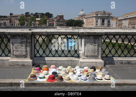 Vente d'immigrants chapeaux sur Ponte Sant Angelo bridge à Rome Italie Banque D'Images