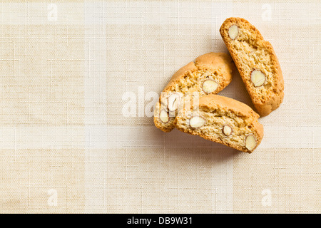 Cantuccini cookies sur cirée Banque D'Images