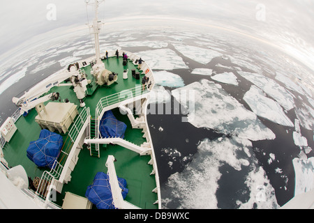 Le navire de recherche russe, l'AkademiK Sergey Vavilov en glace de mer pourris sur une croisière expédition au nord de Svalbard Banque D'Images