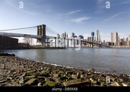 New York City Pont de Brooklyn à Manhattan libre avec des gratte-ciel et sur les toits de la ville au cours de l'East River Banque D'Images