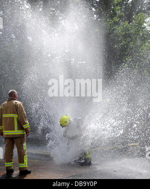 Les pompiers ont pour boucher une canalisation d'eau après qu'il a été accidentellement par une rafale d'un véhicule qui s'est rendu plus flexible leur alors qu'ils étaient la lutte contre l'incendie à Preston a conduit aujourd'hui à Brighton Banque D'Images