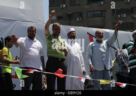 Le Caire, Le Caire, Égypte. 26 juillet, 2013. Des membres des Frères musulmans et des partisans de l'ancien président égyptien Mohamed Morsi, prendre part à un rassemblement autour de la place Rabaa Adawiya où ils campent, au Caire le 26 juillet 2013. Morsi est sous enquête pour une gamme d'accusations, dont le meurtre, l'agence de presse de l'état dit vendredi, alimenter les tensions que l'Égypte s'opposant à camps politiques sont descendus dans la rue © Ahmed Asad APA/Images/ZUMAPRESS. Credit : ZUMA Press, Inc./Alamy Live News Banque D'Images