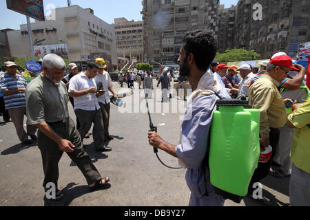 Le Caire, Le Caire, Égypte. 26 juillet, 2013. Des membres des Frères musulmans et des partisans de l'ancien président égyptien Mohamed Morsi, prendre part à un rassemblement autour de la place Rabaa Adawiya où ils campent, au Caire le 26 juillet 2013. Morsi est sous enquête pour une gamme d'accusations, dont le meurtre, l'agence de presse de l'état dit vendredi, alimenter les tensions que l'Égypte s'opposant à camps politiques sont descendus dans la rue © Ahmed Asad APA/Images/ZUMAPRESS. Credit : ZUMA Press, Inc./Alamy Live News Banque D'Images