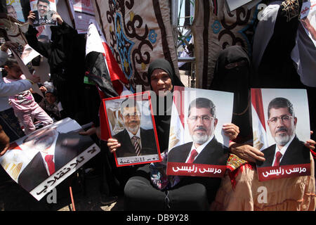 Le Caire, Le Caire, Égypte. 26 juillet, 2013. Des membres des Frères musulmans et des partisans de l'ancien président égyptien Mohamed Morsi, prendre part à un rassemblement autour de la place Rabaa Adawiya où ils campent, au Caire le 26 juillet 2013. Morsi est sous enquête pour une gamme d'accusations, dont le meurtre, l'agence de presse de l'état dit vendredi, alimenter les tensions que l'Égypte s'opposant à camps politiques sont descendus dans la rue © Ahmed Asad APA/Images/ZUMAPRESS. Credit : ZUMA Press, Inc./Alamy Live News Banque D'Images