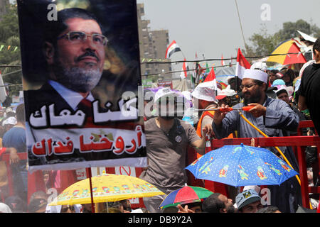 Le Caire, Le Caire, Égypte. 26 juillet, 2013. Des membres des Frères musulmans et des partisans de l'ancien président égyptien Mohamed Morsi, prendre part à un rassemblement autour de la place Rabaa Adawiya où ils campent, au Caire le 26 juillet 2013. Morsi est sous enquête pour une gamme d'accusations, dont le meurtre, l'agence de presse de l'état dit vendredi, alimenter les tensions que l'Égypte s'opposant à camps politiques sont descendus dans la rue © Ahmed Asad APA/Images/ZUMAPRESS. Credit : ZUMA Press, Inc./Alamy Live News Banque D'Images