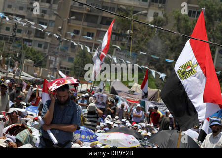 Le Caire, Le Caire, Égypte. 26 juillet, 2013. Des membres des Frères musulmans et des partisans de l'ancien président égyptien Mohamed Morsi, prendre part à un rassemblement autour de la place Rabaa Adawiya où ils campent, au Caire le 26 juillet 2013. Morsi est sous enquête pour une gamme d'accusations, dont le meurtre, l'agence de presse de l'état dit vendredi, alimenter les tensions que l'Égypte s'opposant à camps politiques sont descendus dans la rue © Ahmed Asad APA/Images/ZUMAPRESS. Credit : ZUMA Press, Inc./Alamy Live News Banque D'Images