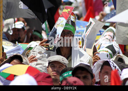 Le Caire, Le Caire, Égypte. 26 juillet, 2013. Des membres des Frères musulmans et des partisans de l'ancien président égyptien Mohamed Morsi, prendre part à un rassemblement autour de la place Rabaa Adawiya où ils campent, au Caire le 26 juillet 2013. Morsi est sous enquête pour une gamme d'accusations, dont le meurtre, l'agence de presse de l'état dit vendredi, alimenter les tensions que l'Égypte s'opposant à camps politiques sont descendus dans la rue © Ahmed Asad APA/Images/ZUMAPRESS. Credit : ZUMA Press, Inc./Alamy Live News Banque D'Images