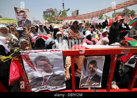 Le Caire, Le Caire, Égypte. 26 juillet, 2013. Des membres des Frères musulmans et des partisans de l'ancien président égyptien Mohamed Morsi, prendre part à un rassemblement autour de la place Rabaa Adawiya où ils campent, au Caire le 26 juillet 2013. Morsi est sous enquête pour une gamme d'accusations, dont le meurtre, l'agence de presse de l'état dit vendredi, alimenter les tensions que l'Égypte s'opposant à camps politiques sont descendus dans la rue © Ahmed Asad APA/Images/ZUMAPRESS. Credit : ZUMA Press, Inc./Alamy Live News Banque D'Images