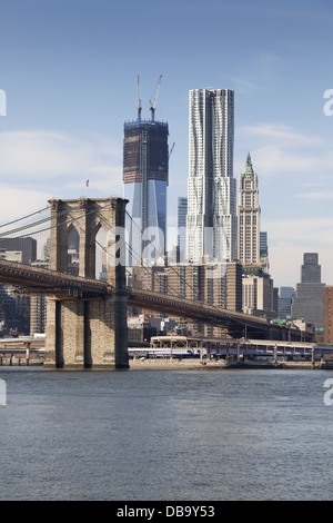 New York City Pont de Brooklyn à Manhattan libre avec des gratte-ciel et sur les toits de la ville au cours de l'East River Banque D'Images