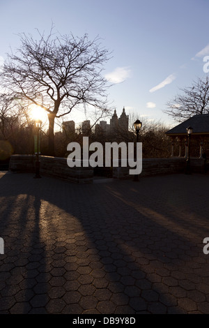 Voir dans le coucher de soleil depuis le château Belvedere dans Central Park à la célèbre San Remo Vacances Building à New York City Banque D'Images