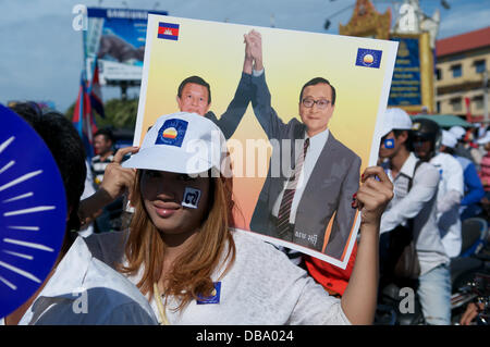 Phnom Penh, Cambodge, Le Mois De Juillet. 26, 2013. SAM Rainsy soutient tenant une affiche politique. SAM Rainsy est en exil en France depuis 2009. Il a obtenu un pardon royal du roi du Cambodge et est retourné au Cambodge le 19 juillet 2013. Crédit: Kraig Lieb / Alay Live News Banque D'Images