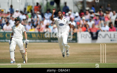 Hove UK 26 Juillet 2013 - Sussex bowler Chris Jordan réagit après être passé à proximité de prendre un guichet à l'encontre de l'Australie à Hove County terrain aujourd'hui Banque D'Images