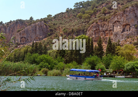 Rock Tombs et bateau touristique sur la rivière Dalyan, Dalyan, Manavgat, Antalya, Turquie. Banque D'Images