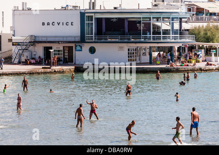 Bačvice est l'accueil de picigin, un jeu de balle traditionnel qui a été fondée à Split, Croatie et qui est joué dans l'eau peu profonde Banque D'Images