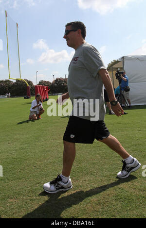 Richmond, Virginia, USA. 26 juillet, 2013. 26 juillet 2013 : Redskins de Washington Propriétaire Dan Snyder promenades vers le champ à la Bon Secours centre de formation à Richmond, en Virginie. Daniel Kucin Jr./ CSM/Alamy Live News Banque D'Images