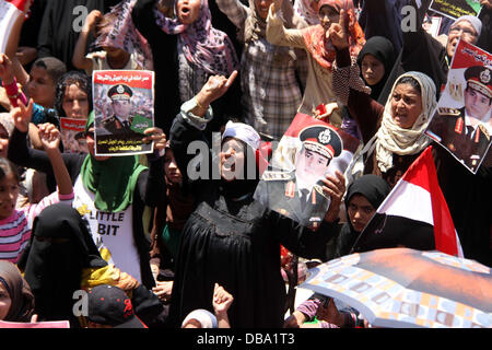 Le Caire, Le Caire, Égypte. 26 juillet, 2013. Des manifestants égyptiens prennent part à une manifestation à l'appui de l'armée, à la place Tahrir, Le Caire, Égypte, 26 juillet 2013. Les autorités égyptiennes le 26 juillet a ordonné à l'ancien président Mohammed Morsi à être détenu pendant 15 jours en attendant d'autres enquêtes sur des accusations de complot pour faire 'actes hostiles' dans le pays, a rapporté le journal d'etat al-Ahram online. Credit : ZUMA Press, Inc./Alamy Live News Banque D'Images