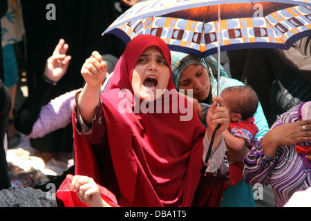 Le Caire, Le Caire, Égypte. 26 juillet, 2013. Des manifestants égyptiens prennent part à une manifestation à l'appui de l'armée, à la place Tahrir, Le Caire, Égypte, 26 juillet 2013. Les autorités égyptiennes le 26 juillet a ordonné à l'ancien président Mohammed Morsi à être détenu pendant 15 jours en attendant d'autres enquêtes sur des accusations de complot pour faire 'actes hostiles' dans le pays, a rapporté le journal d'etat al-Ahram online. Credit : ZUMA Press, Inc./Alamy Live News Banque D'Images