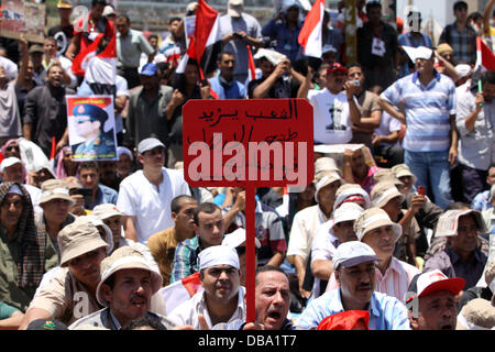 Le Caire, Le Caire, Égypte. 26 juillet, 2013. Des manifestants égyptiens prennent part à une manifestation à l'appui de l'armée, à la place Tahrir, Le Caire, Égypte, 26 juillet 2013. Les autorités égyptiennes le 26 juillet a ordonné à l'ancien président Mohammed Morsi à être détenu pendant 15 jours en attendant d'autres enquêtes sur des accusations de complot pour faire 'actes hostiles' dans le pays, a rapporté le journal d'etat al-Ahram online. Credit : ZUMA Press, Inc./Alamy Live News Banque D'Images