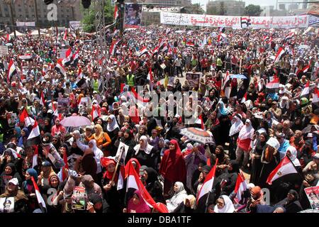 Le Caire, Le Caire, Égypte. 26 juillet, 2013. Des manifestants égyptiens prennent part à une manifestation à l'appui de l'armée, à la place Tahrir, Le Caire, Égypte, 26 juillet 2013. Les autorités égyptiennes le 26 juillet a ordonné à l'ancien président Mohammed Morsi à être détenu pendant 15 jours en attendant d'autres enquêtes sur des accusations de complot pour faire 'actes hostiles' dans le pays, a rapporté le journal d'etat al-Ahram online. Credit : ZUMA Press, Inc./Alamy Live News Banque D'Images