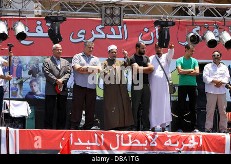 Le Caire, Le Caire, Égypte. 26 juillet, 2013. Des manifestants égyptiens prennent part à une manifestation à l'appui de l'armée, à la place Tahrir, Le Caire, Égypte, 26 juillet 2013. Les autorités égyptiennes le 26 juillet a ordonné à l'ancien président Mohammed Morsi à être détenu pendant 15 jours en attendant d'autres enquêtes sur des accusations de complot pour faire 'actes hostiles' dans le pays, a rapporté le journal d'etat al-Ahram online. Credit : ZUMA Press, Inc./Alamy Live News Banque D'Images