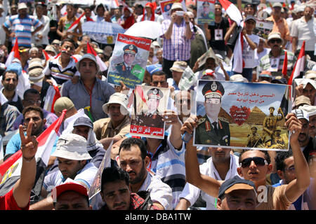 Le Caire, Le Caire, Égypte. 26 juillet, 2013. Des manifestants égyptiens prennent part à une manifestation à l'appui de l'armée, à la place Tahrir, Le Caire, Égypte, 26 juillet 2013. Les autorités égyptiennes le 26 juillet a ordonné à l'ancien président Mohammed Morsi à être détenu pendant 15 jours en attendant d'autres enquêtes sur des accusations de complot pour faire 'actes hostiles' dans le pays, a rapporté le journal d'etat al-Ahram online. Credit : ZUMA Press, Inc./Alamy Live News Banque D'Images