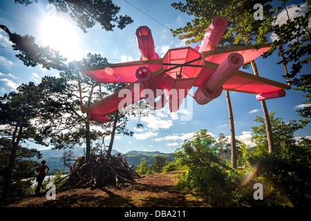 Un travail de Guillaume Renou intitulée "Natural X.Wing / Sancy contre attaque" par l'artiste plasticien français (Puy de Dôme - France). Banque D'Images