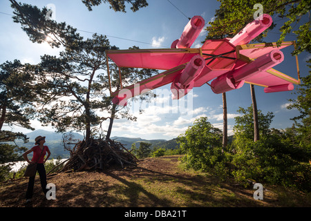 Un travail de Guillaume Renou intitulée "Natural X.Wing / Sancy contre attaque" par l'artiste plasticien français (Puy de Dôme - France). Banque D'Images