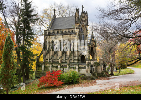 Un mausolée inspirée d'une cathédrale gothique dans un magnifique Arboretum / Réglage de cimetière au cours de l'automne, le sud-ouest de l'Ohio, USA Banque D'Images