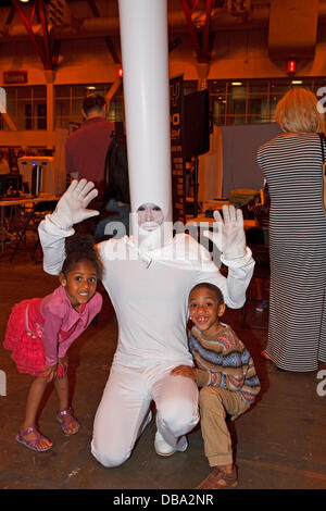 Londres, Royaume-Uni. 26 juillet 2013. Siro - un personnage pose avec 2 enfants au Japon Hyper show qui a lieu ce week-end à l'Earls Court Exhibition Centre 2 Crédit : Keith Larby/Alamy Live News Banque D'Images