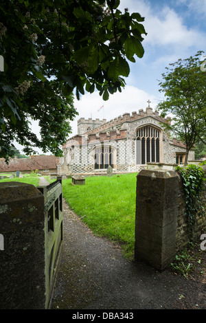 St Mary la Vierge église construite de pierre et de silex dans le pittoresque village de Chiltern Hills Ewelme dans l'Oxfordshire, Angleterre Banque D'Images