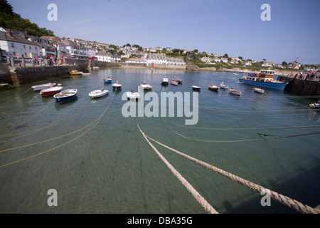 Petits bateaux amarrés doucement dans les eaux tranquilles du port de St Mawes, Cornwall, Royaume-Uni - une scène maritime pittoresque dans l'un des villages côtiers les plus charmants du comté, connu pour son patrimoine nautique et ses vues sereines Banque D'Images