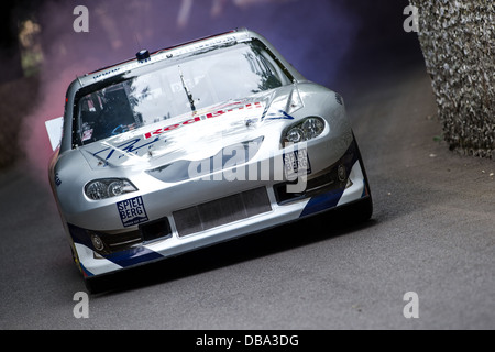 Chichester, UK - Juillet 2013 : Toyota Camry NASCAR passe le mur en silex en action à la Goodwood Festival of Speed Banque D'Images