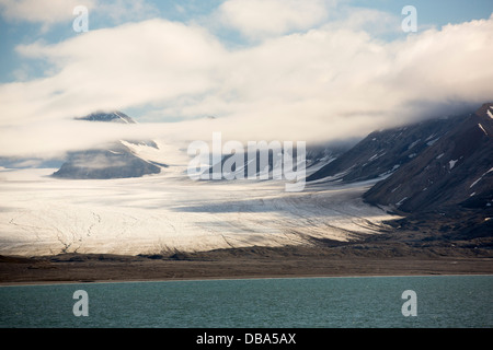 Un glacier à Recherchefjorden sur l'ouest de Svalbard. Tous les glaciers reculent de Svalbards Banque D'Images