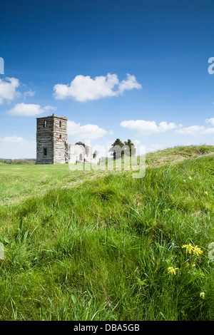 Les ruines de l'église normande à Knowlton vu de près le néolithique du terrassement, près de Blandford Forum, Dorset, Angleterre Banque D'Images