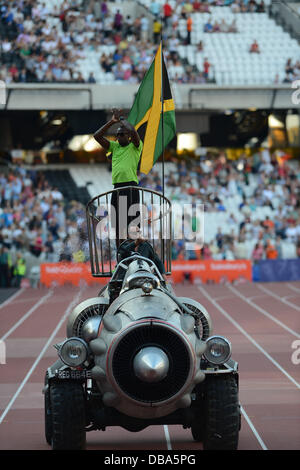 Londres, Royaume-Uni. 26 juillet 2013. Usain Bolt s'affiche dans un avion de chasse Mig converti avant l'anniversaire à la London Diamond League Jeux Athlétisme, 26 juillet 2013 Photo : Martin Bateman/Alamy Live News Banque D'Images