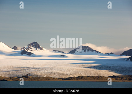 Un glacier à Recherchefjorden sur l'ouest de Svalbard. Tous les glaciers reculent de Svalbards Banque D'Images