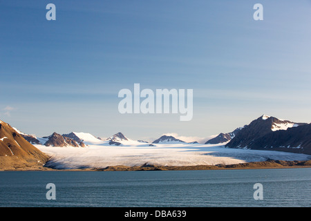 Un glacier à Recherchefjorden sur l'ouest de Svalbard. Tous les glaciers reculent de Svalbards Banque D'Images