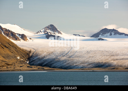 Un glacier à Recherchefjorden sur l'ouest de Svalbard. Tous les glaciers reculent de Svalbards Banque D'Images