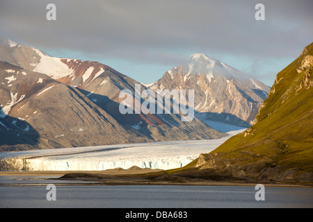 Un glacier à Recherchefjorden sur l'ouest de Svalbard. Tous les glaciers reculent de Svalbards Banque D'Images